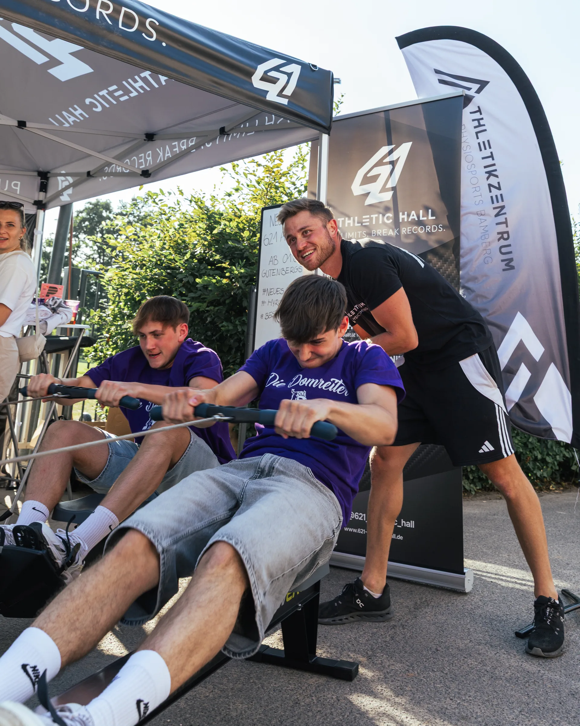 Athleten bei der Regeneration im Außenbereich