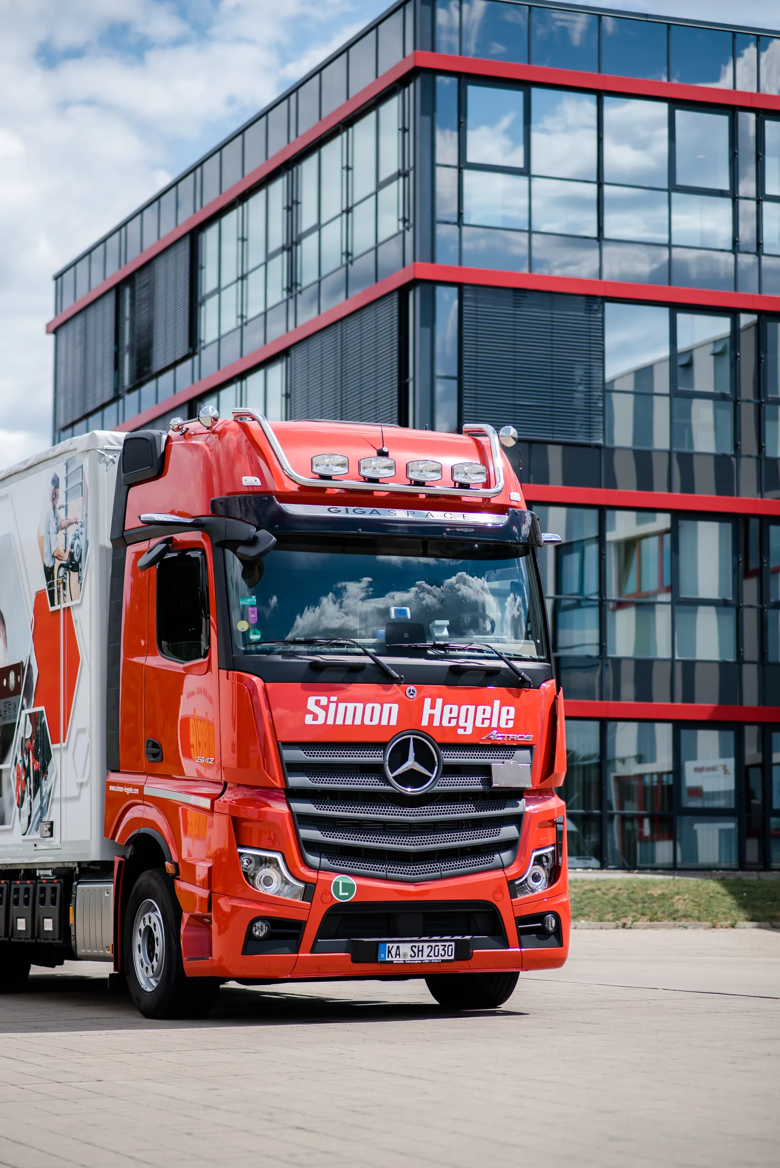 Simon-Hegele-Lkw auf dem Firmengelände