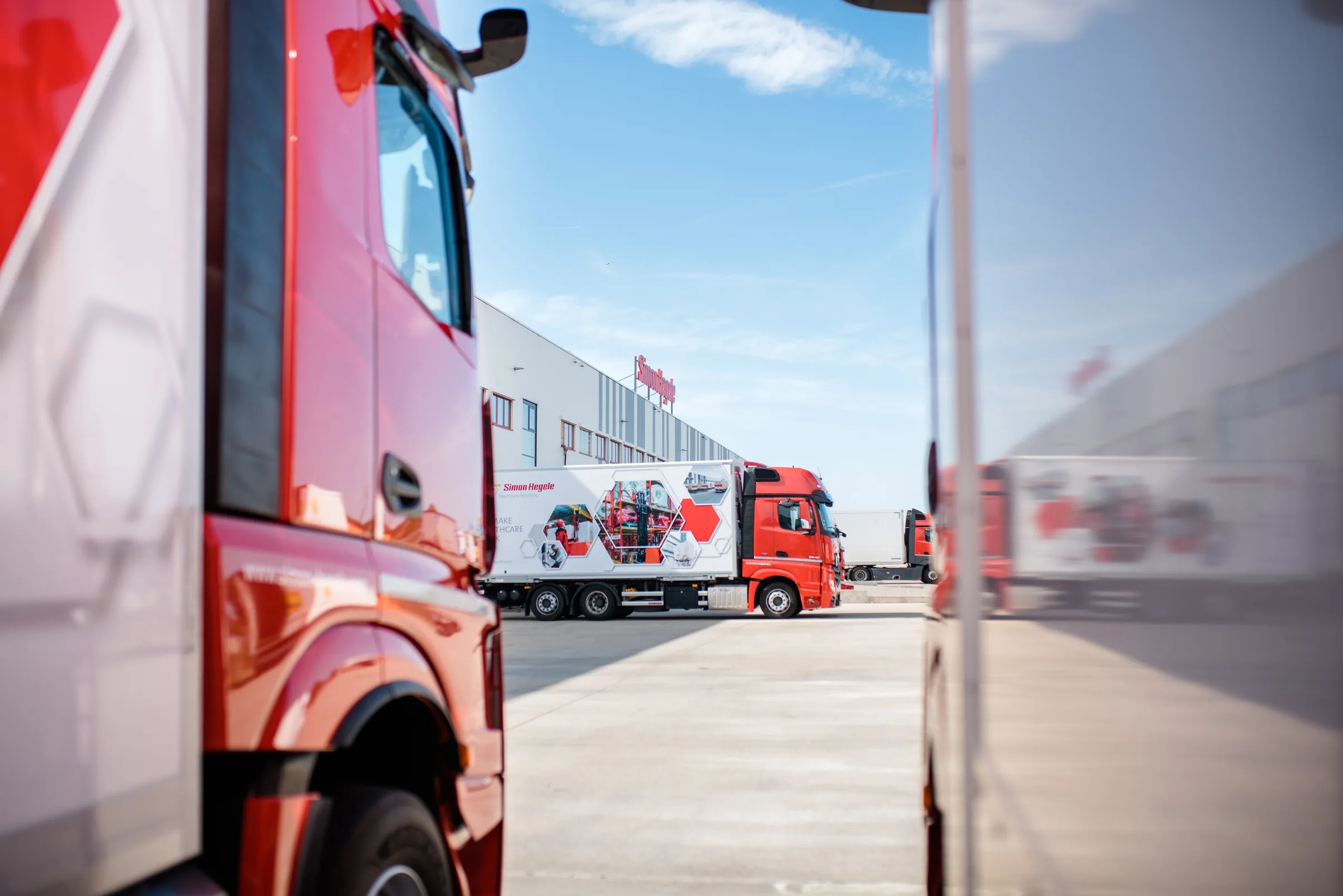 Lkw auf dem Logistikgelände von Simon Hegele