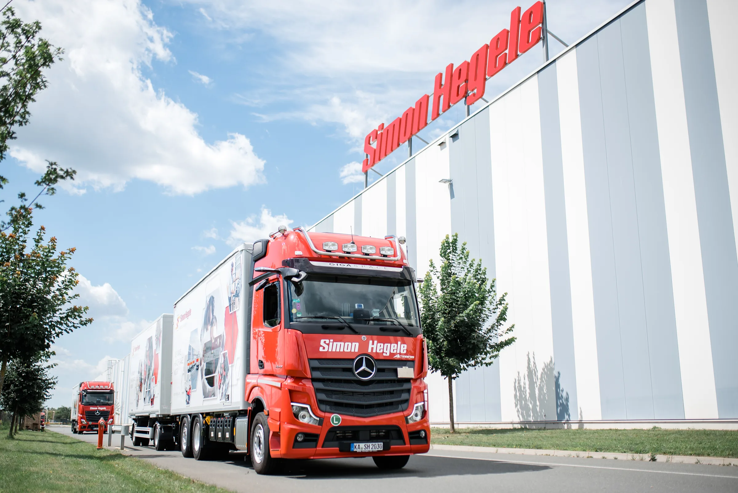 Simon-Hegele-Lkw vor dem Logistikzentrum