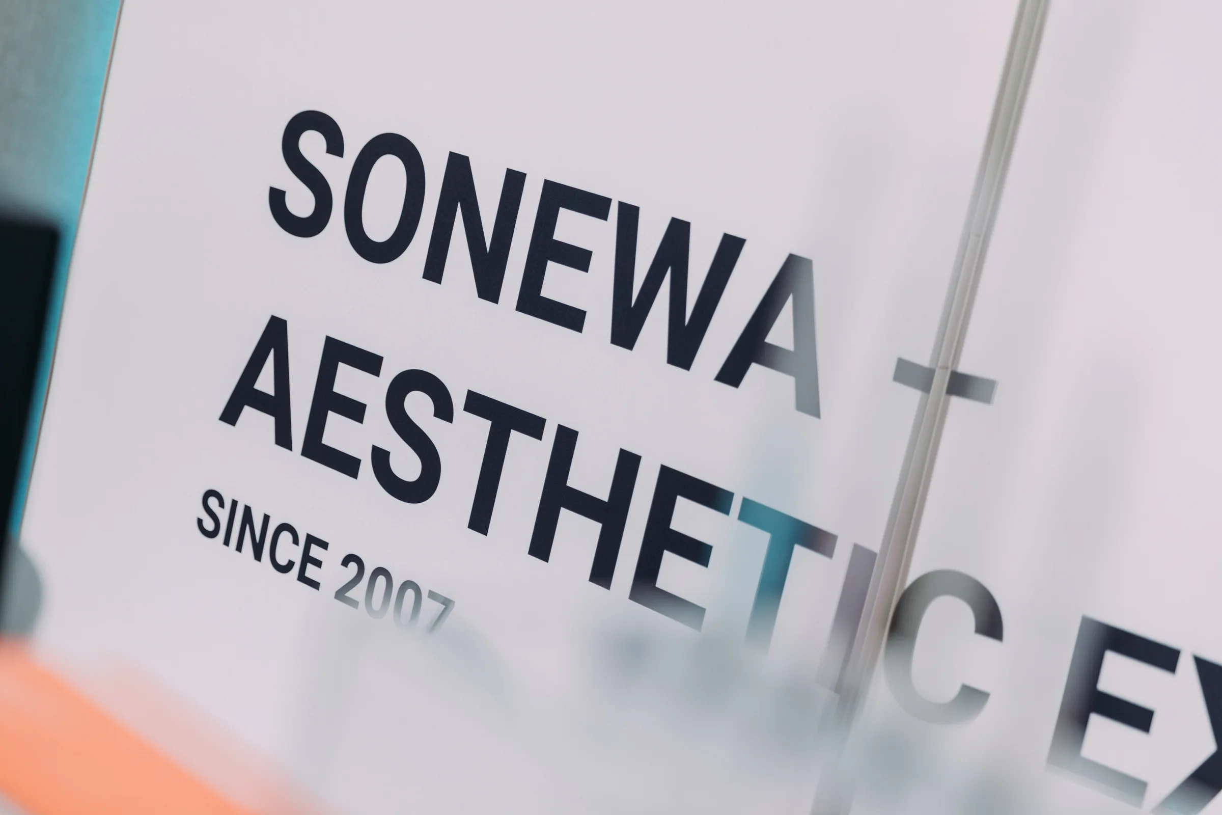 Markenwand der Sonewa Aesthetic Expo