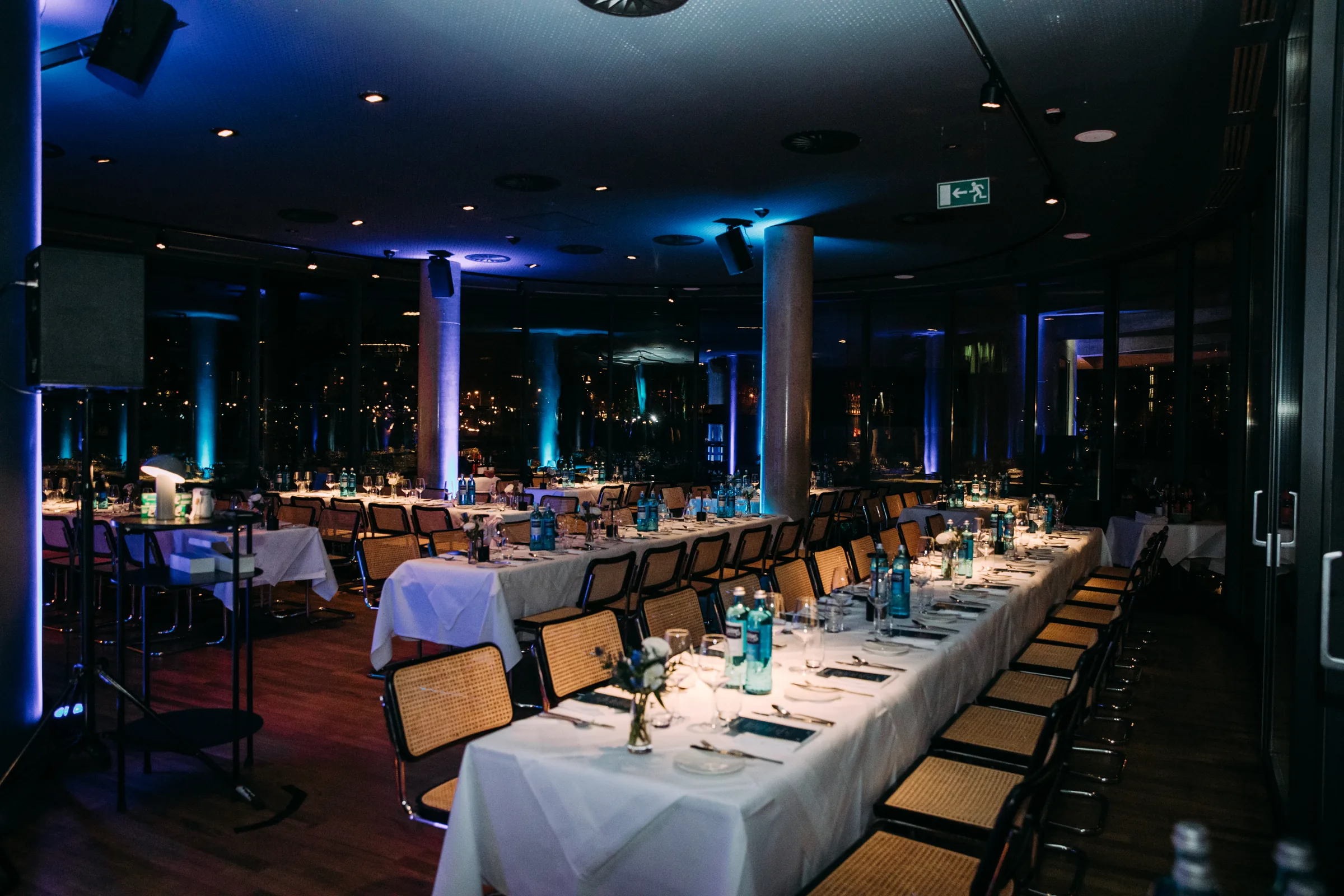 Gedeckte Tische bei der connectoMe Abendveranstaltung