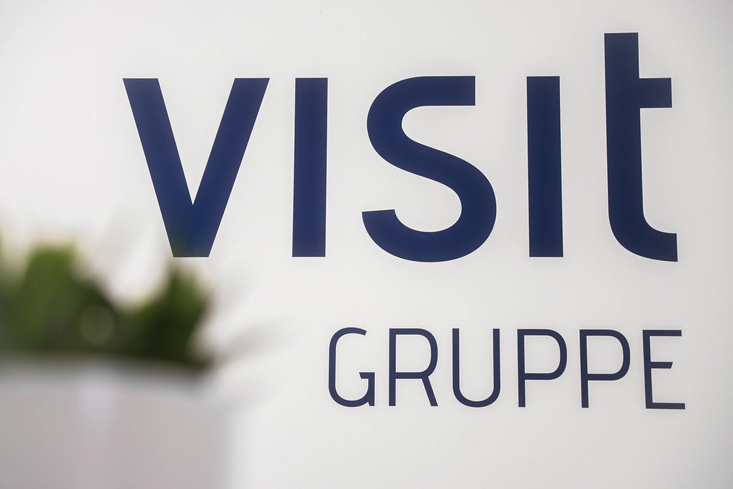 Logo der visit Gruppe in einem Innenraum