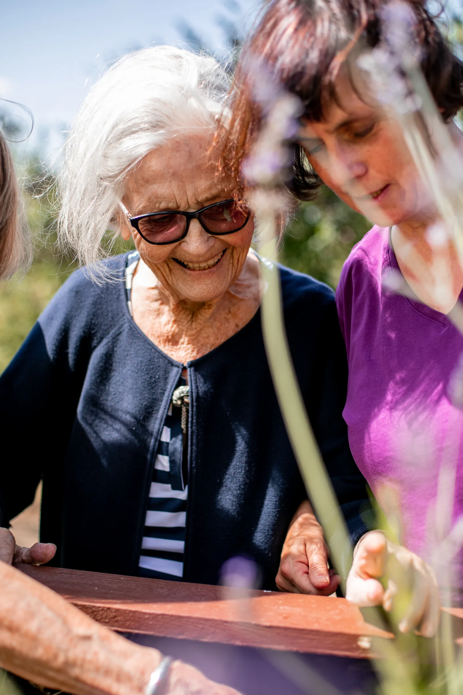 Seniorin und Betreuerin betrachten gemeinsam ein Tablet