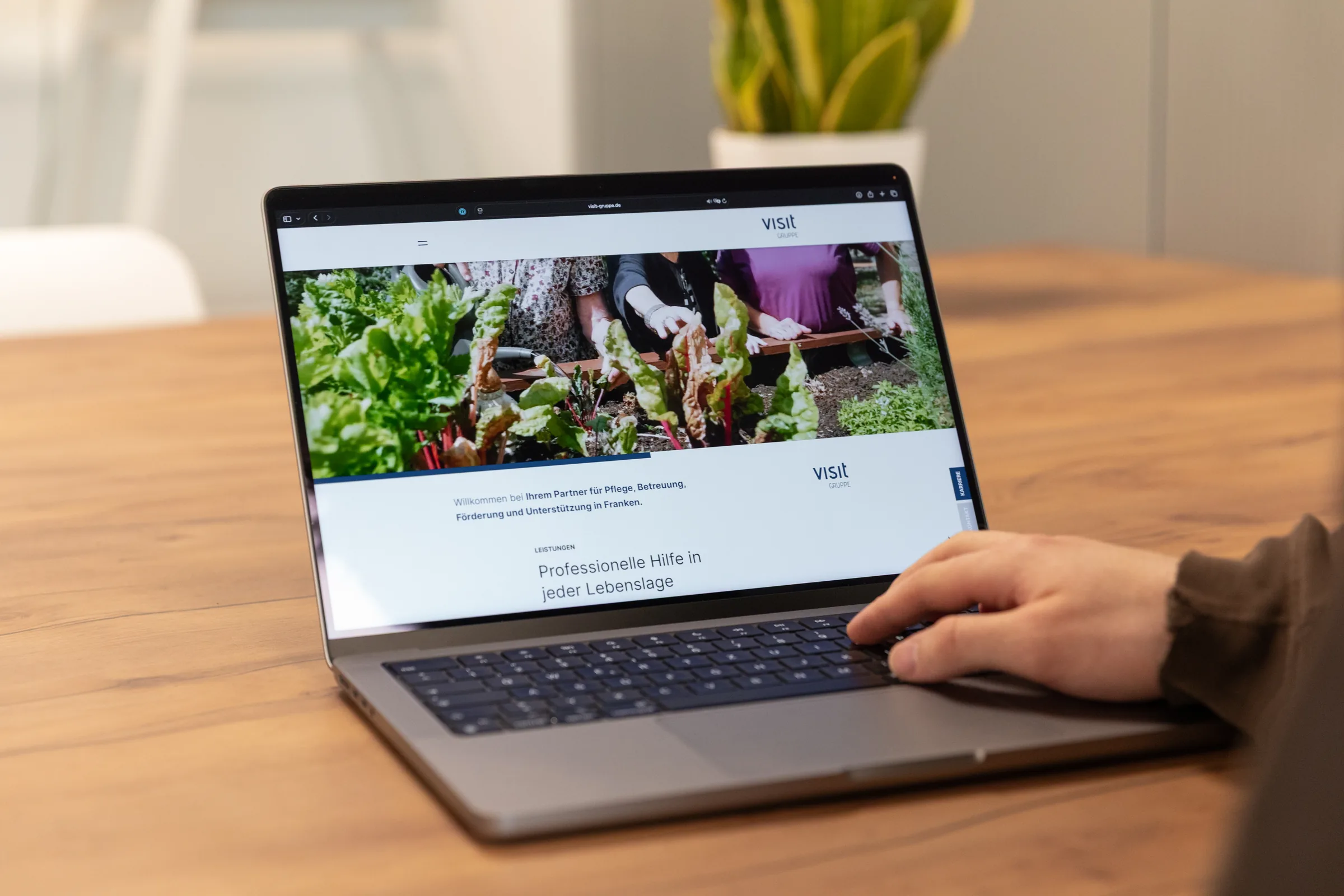 Website auf einem Laptop während der Content-Produktion